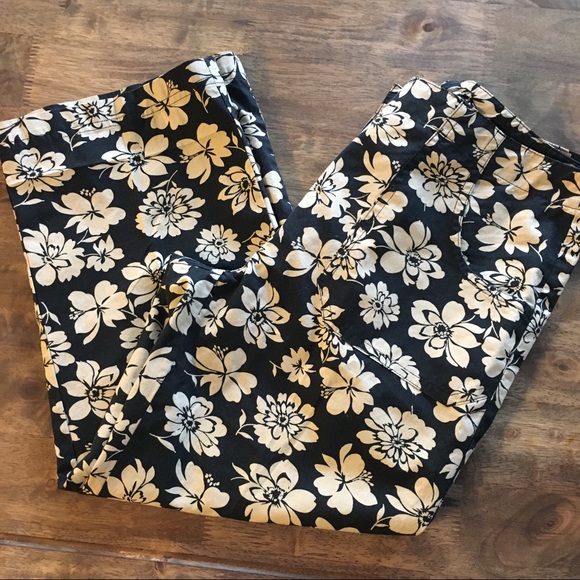 Casual Corner Black and Tan floral capris; Sz 2P - Picture 3 of 9
